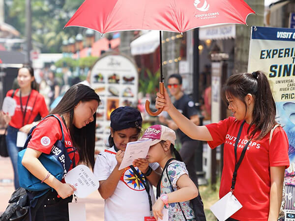 volunteer-children-walk-around-kampung-gelam